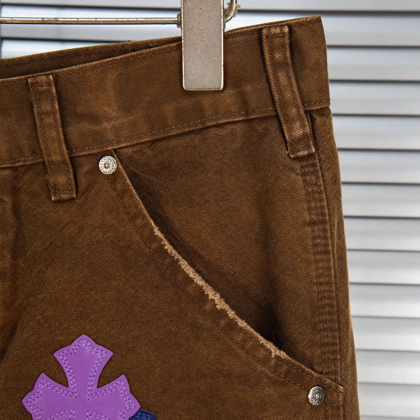P290 Chrome Hearts Chrome Hearts brown logging purple multi-leather jeans Multi-leather standard work jeans pants CH jeans need to be washed and then disassembled and hand-stitched with sheepskin cross leather and then spliced to complete. The whole process is too complicated to explain. About Chrome Hearts This is an extremely luxurious fashion brand that can also be called the nobility of the high street. It has always been an exclusive brand for some hipsters or rich second generations. Compared with ordinary high streets, it is more luxurious and noble. Compared with luxury brands, it has a more fashionable personality. It has always been a brand that I have a special liking for. Style number: 1786# Color: Brown Size: 28 30 32 34 36